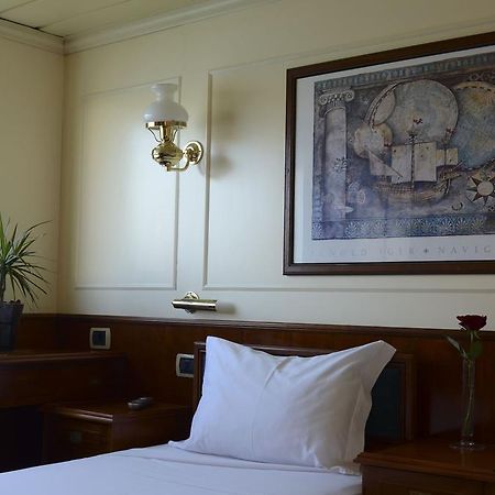 Invicta Ribeira Boat Hotel Порту Экстерьер фото