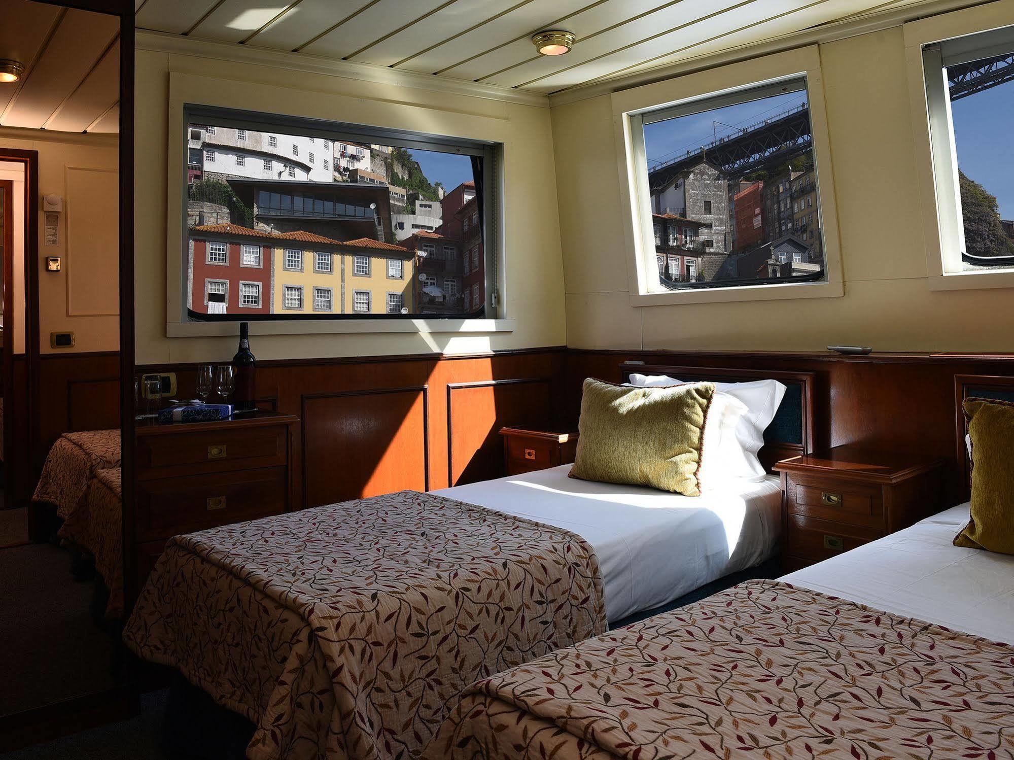 Invicta Ribeira Boat Hotel Порту Экстерьер фото