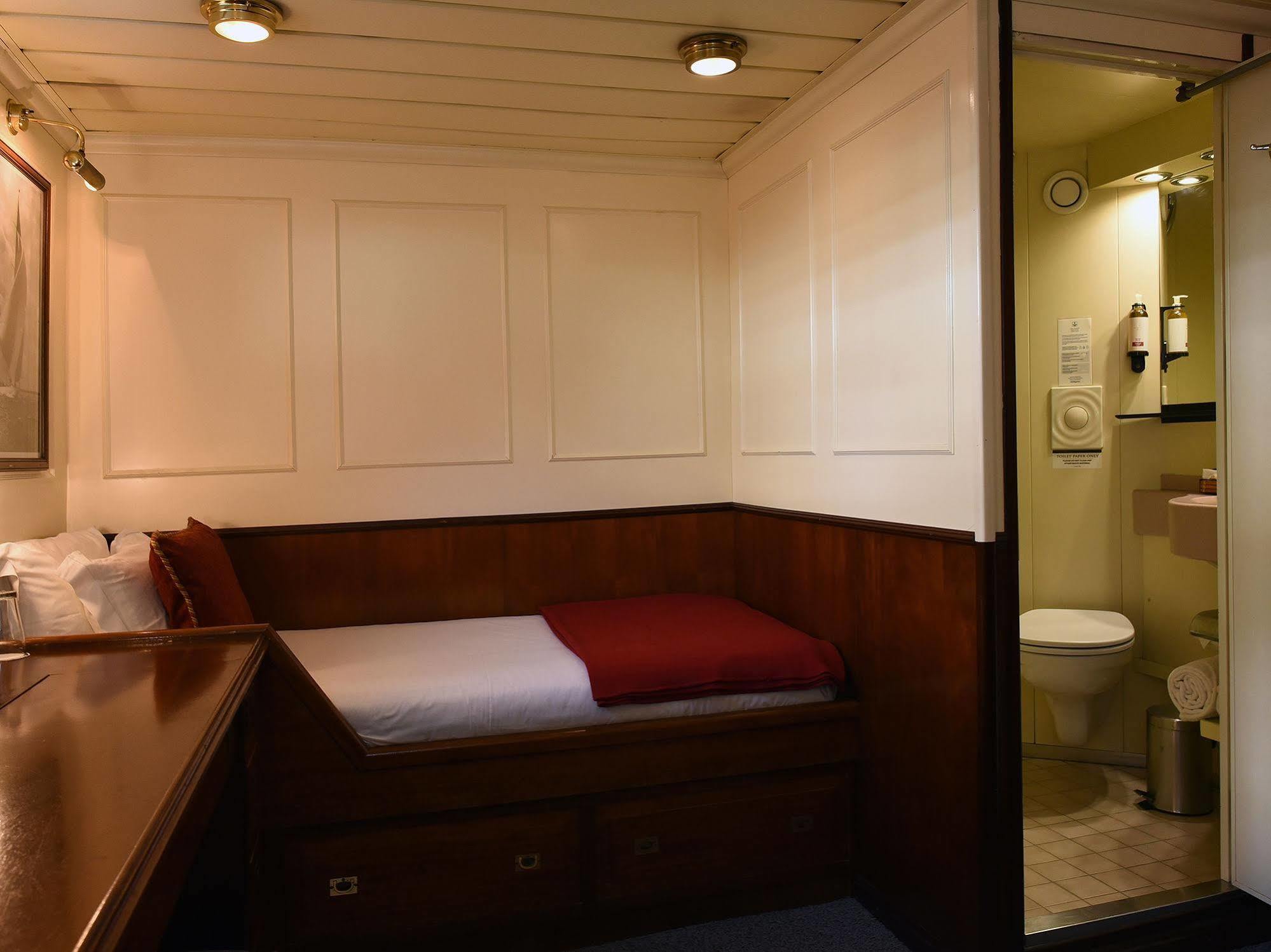 Invicta Ribeira Boat Hotel Порту Экстерьер фото
