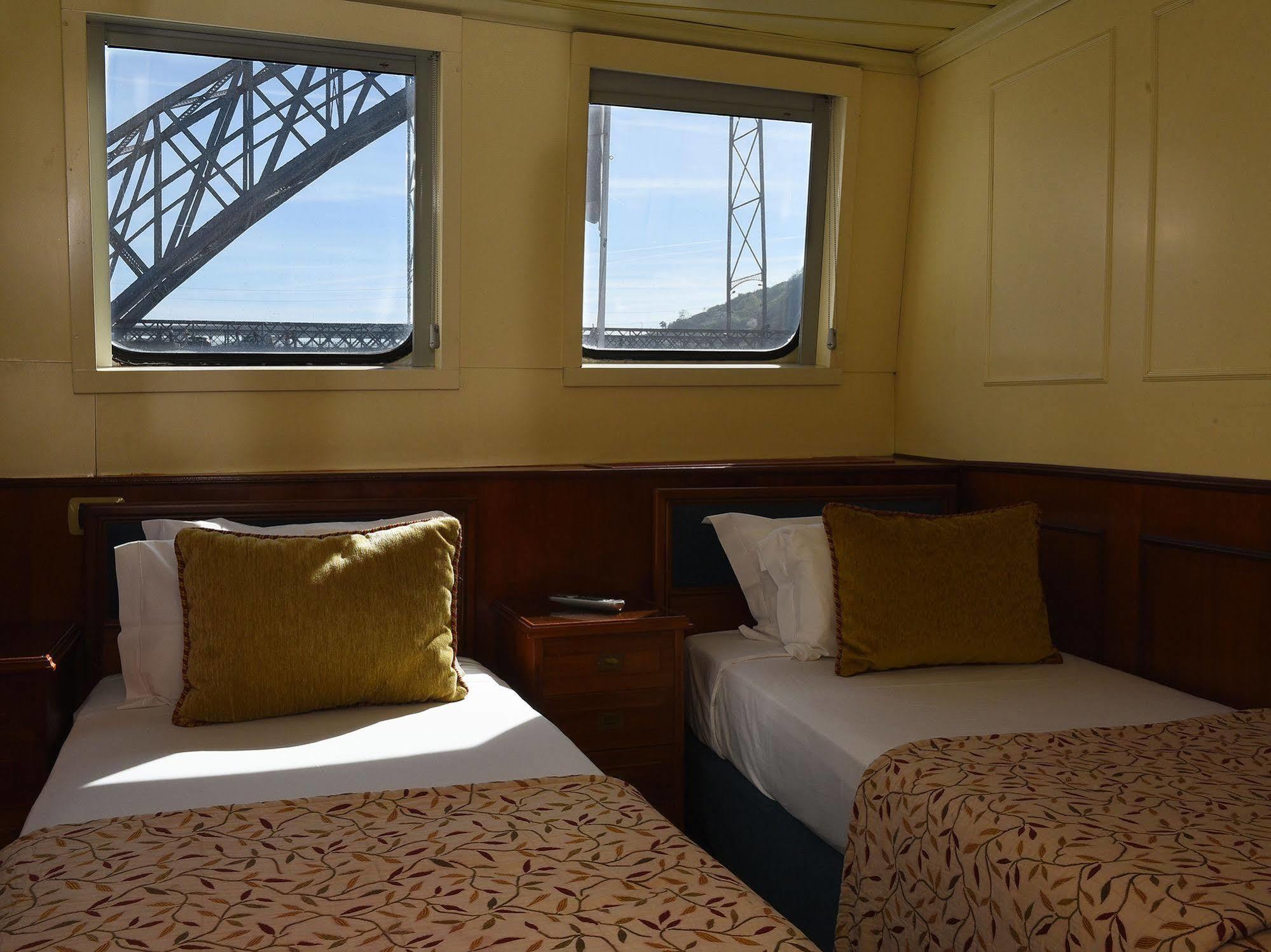 Invicta Ribeira Boat Hotel Порту Экстерьер фото